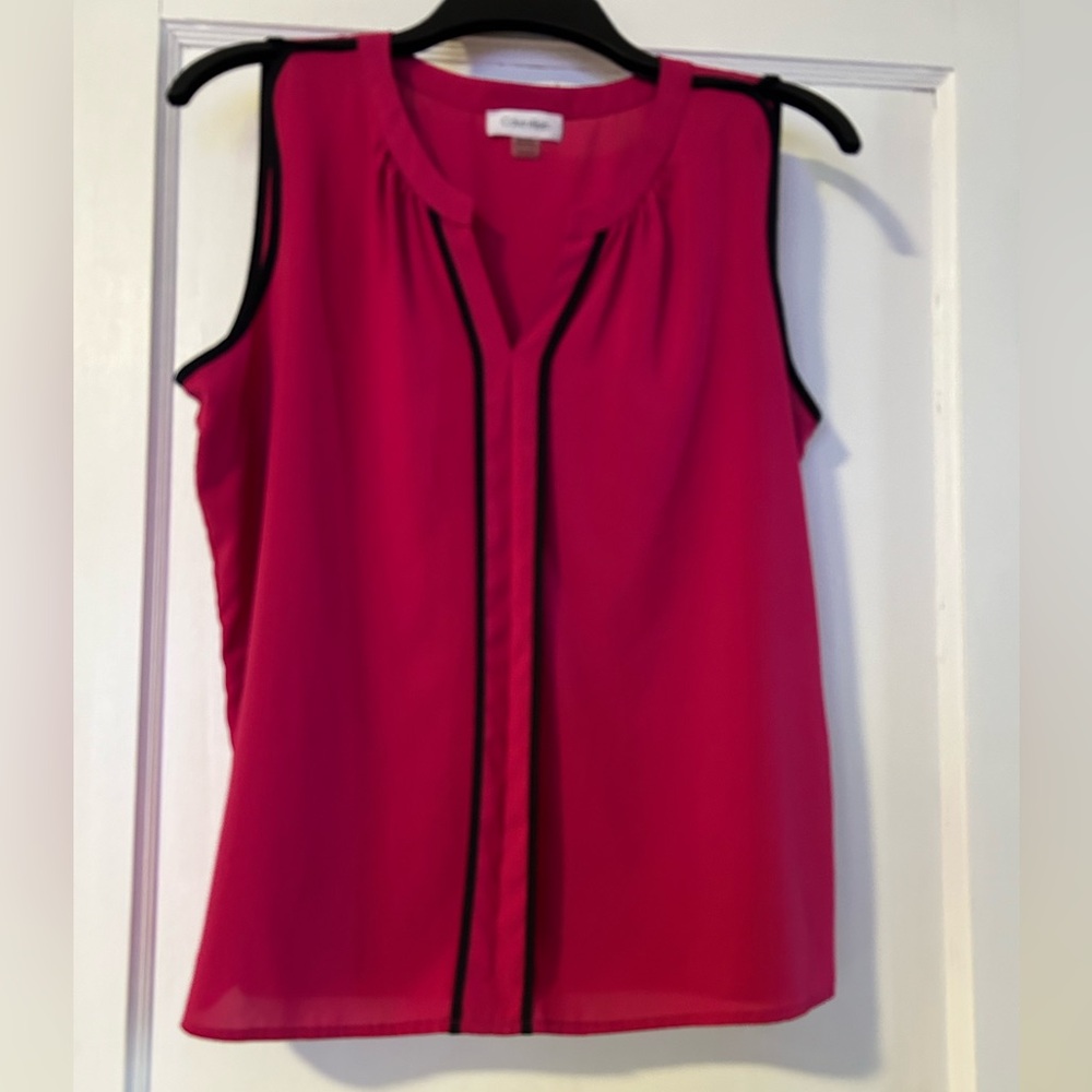 Pretty sleeveless blouse fuchsia with black piping, pleated detail in front
